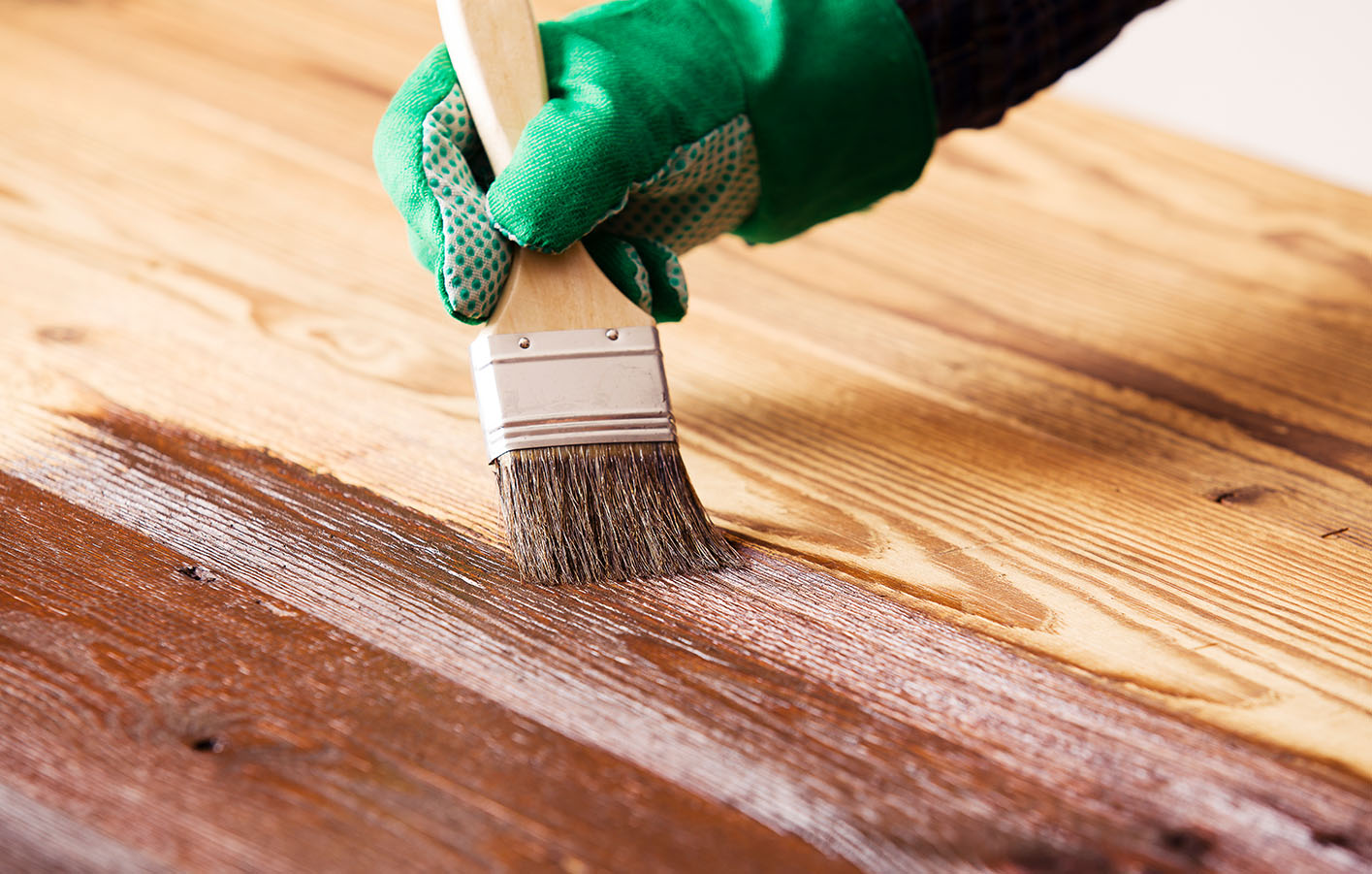 Farbfächer und Pinsel für den Holzschutz