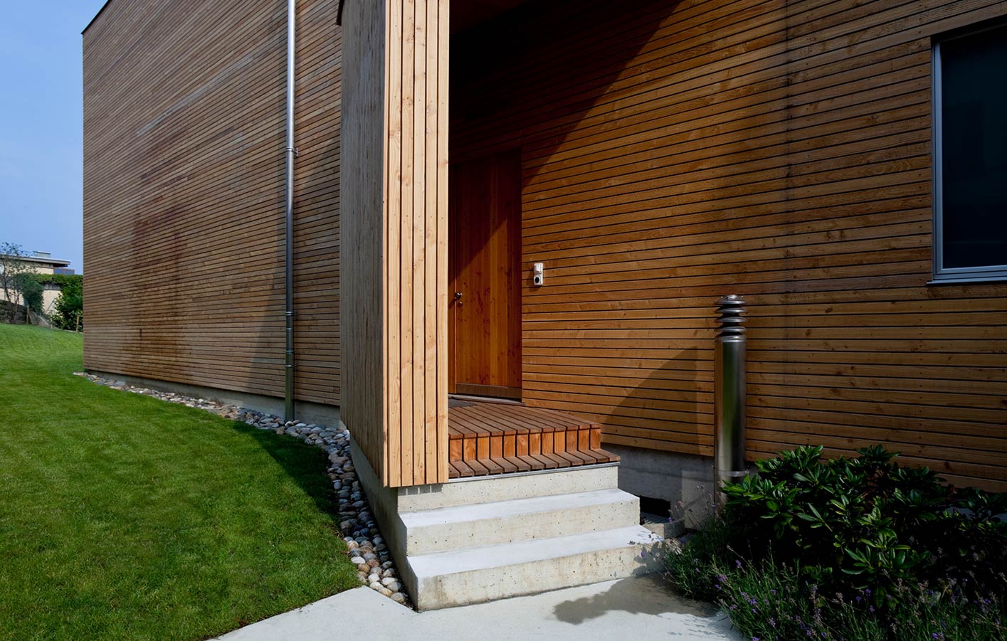 modernes Haus mit Holzfassade